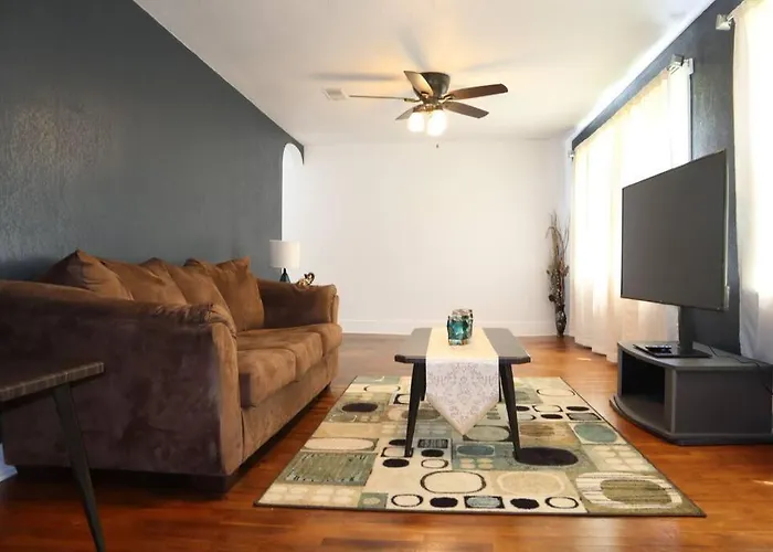 Cozy With 3 Beds And An Office! Ferienhaus